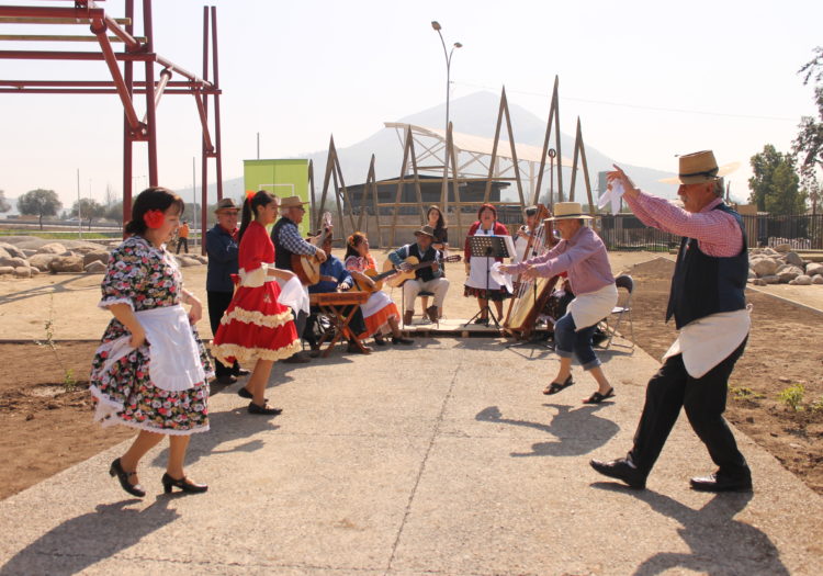 Foto de grupo de personas bailando cueca