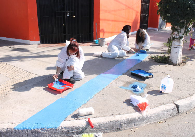 fotos de 3 niñas pintando el piso