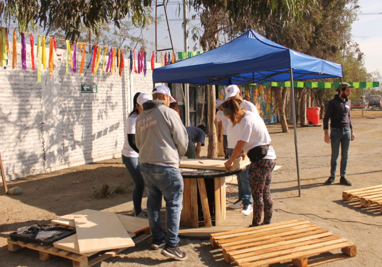foto de grupo de personas trabajando con madera