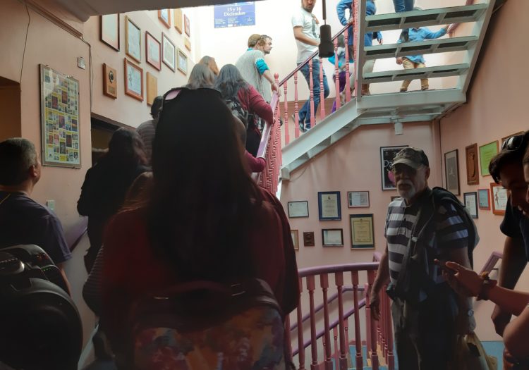 Foto de gente subiendo la escalera