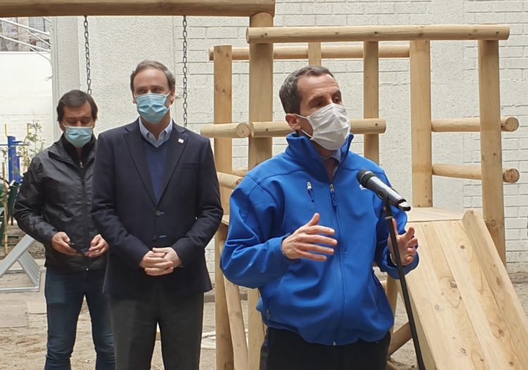 Alcalde de Santiago dando un discurso