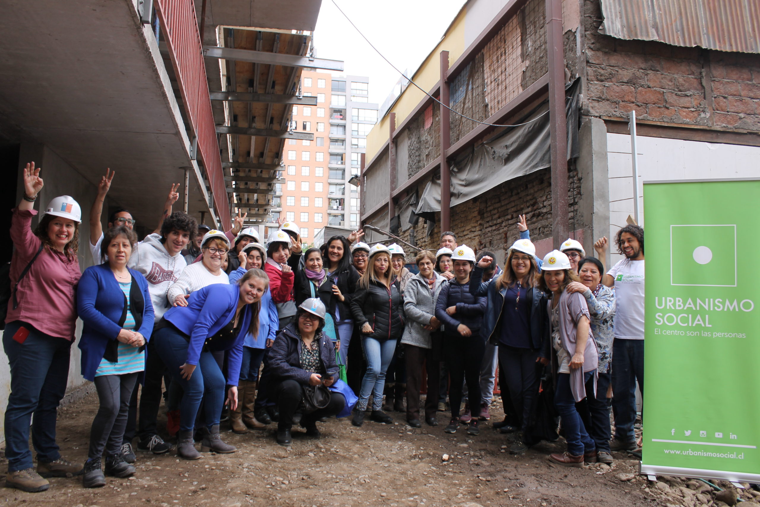 Grupo de personas felices al visitar el departamento piloto