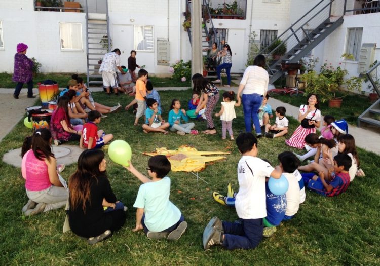 Actividad infantil. Niños sentados en un gran círculo