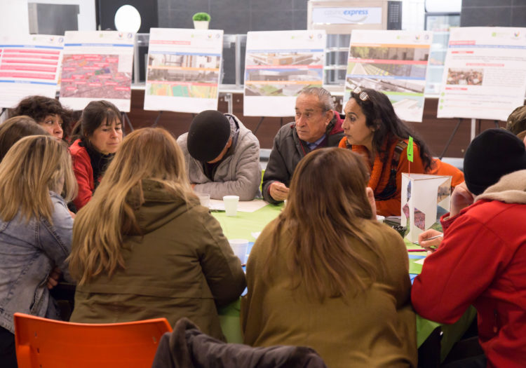 Foto grupo de personasen mesa participando y conversando