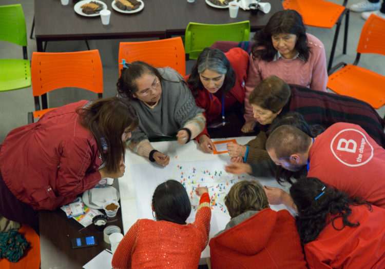 Foto grupo de mujeres adultas trabajando sobre un mapa de ideas